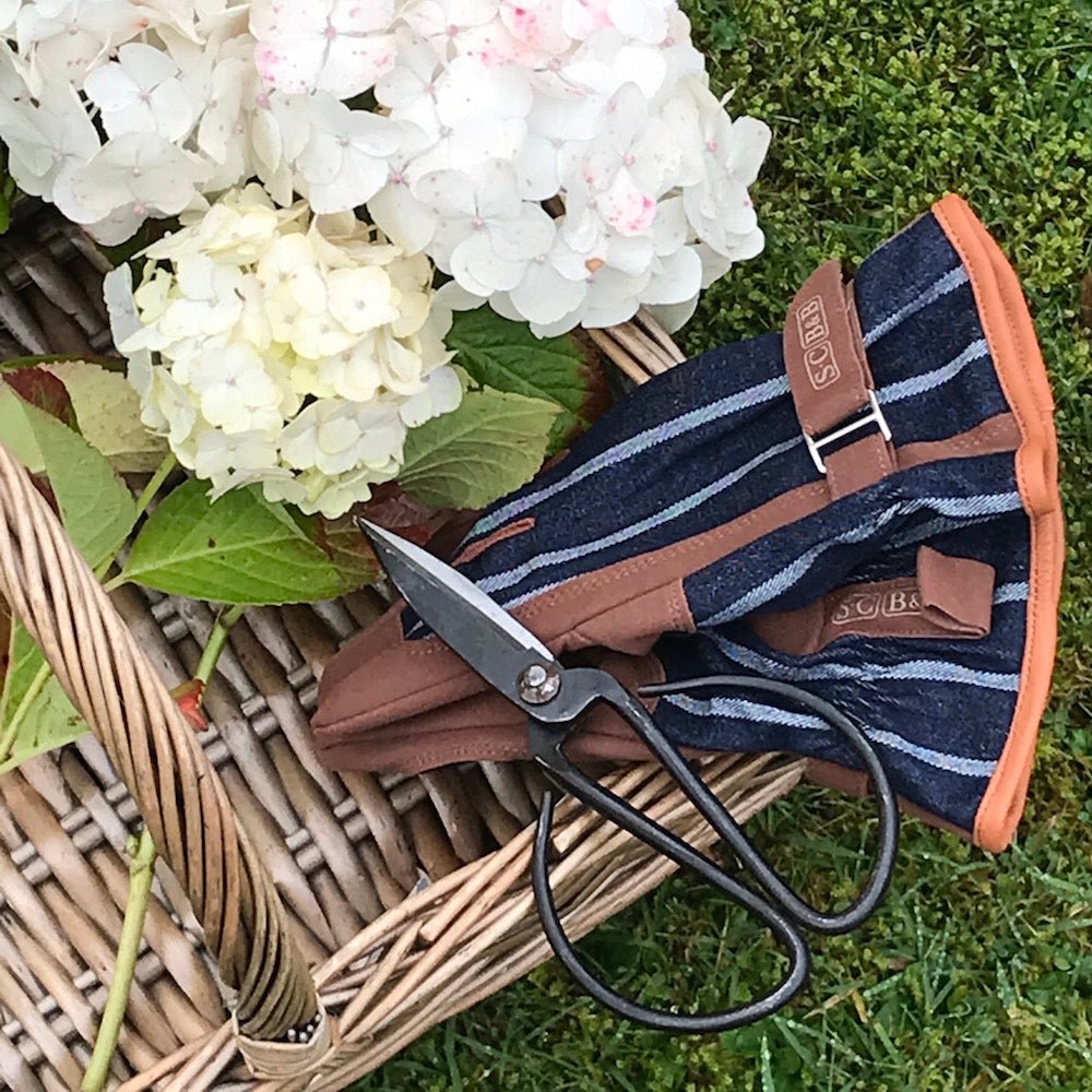 The St Andrews Hamper Company's exclusive collection of gardener's gift hampers with free UK delivery.
