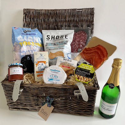 St Andrews Hamper Company alcohol free sparkling elderflower picnic hamper packed with 10 scrumptious treats sourced from carefully selected, award-winning Scottish artisan producers.